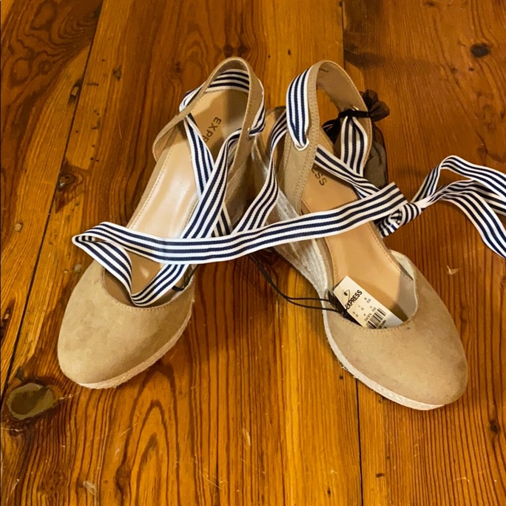 Neutral Wedges with tags!